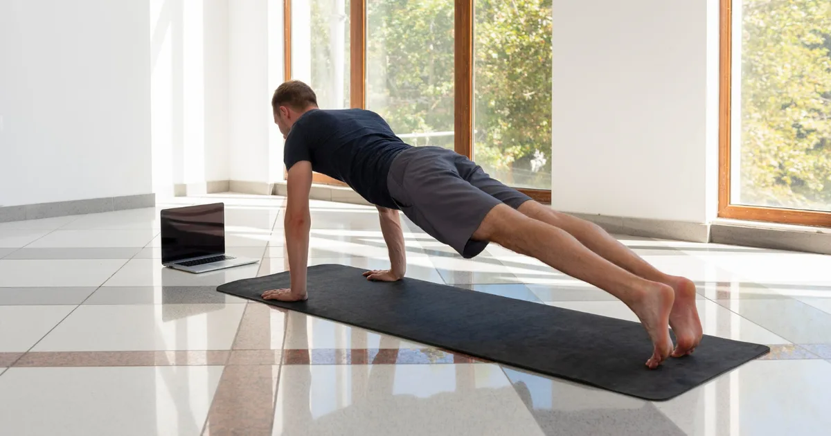 Persona haciendo una plancha en el salón de casa con ropa deportiva